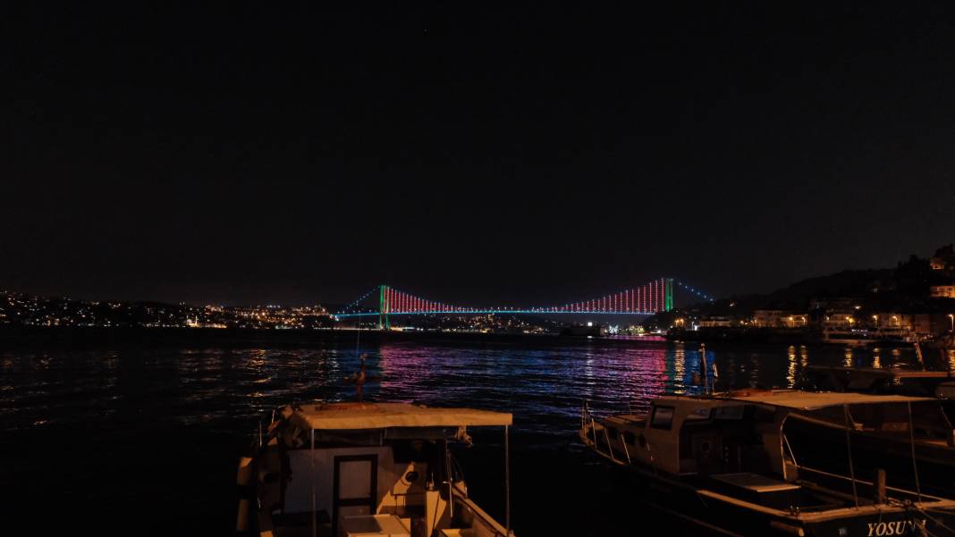 Köprüler Azerbaycan bayraklarının renkleri ile aydınlatıldı 2
